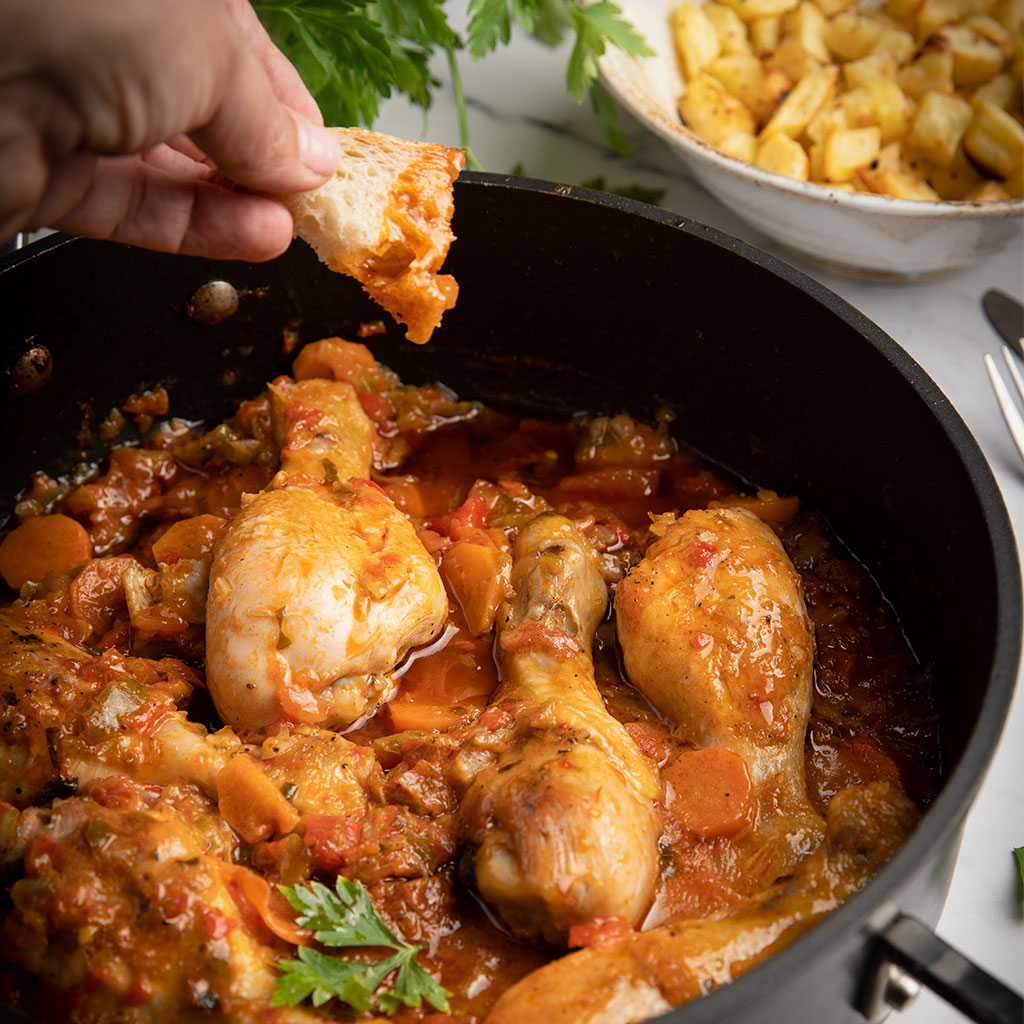 CHICKEN IN TRADITIONAL SAUCE