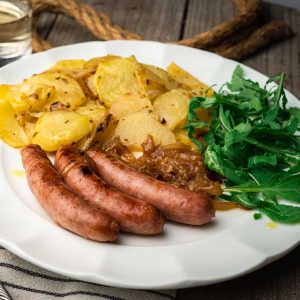 Longanizas en sartén con patatas panadera