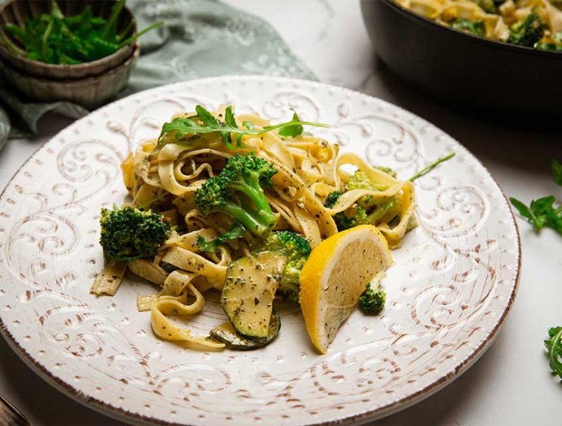 Pasta vegetariana al pesto con calabacín y brócoli