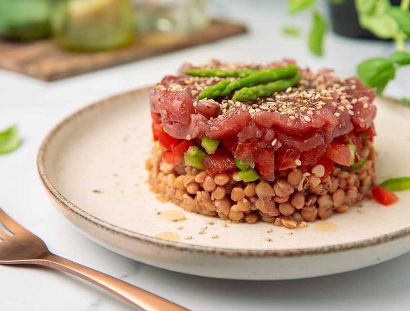 Tartar de atún con lentejas y espárrago verde