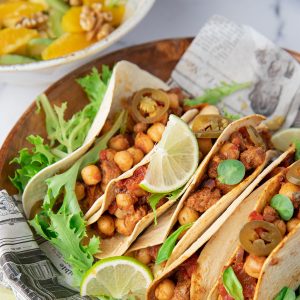 Tacos veganos con soja texturizada y ensalada de frutas