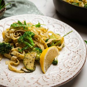 Pasta vegetariana al pesto con calabacín y brócoli