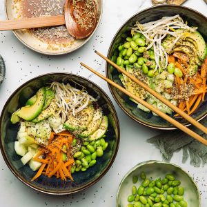 Poke Bowl vegetariano con arroz rojo y zanahoria