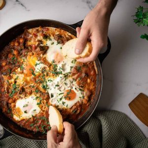 Shakshuka de garbanzos con acelgas y huevo pochado