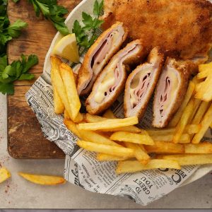 Pechugas rebozadas a la plancha al estilo paca y bastones de patata