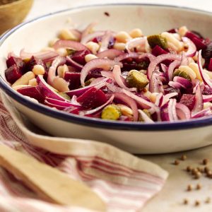 Ensalada templada de alubias blancas con remolacha y pepinillo