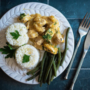 Ave marinada con naranja y soja con arroz blanco y vainas verdes